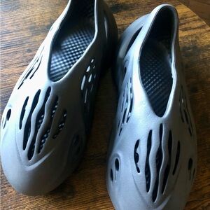 Adidas Yeezy Foam RNR Onyx men’s size 10